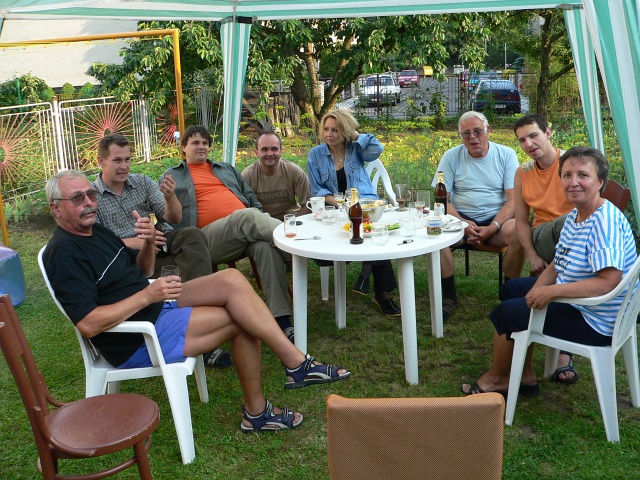 P1070368.JPG - Zleva: strýc Jarda, bratr Miloš, bratranec Petr, manžel Luboš, manželka Petra Blanka, strýc Venca, bratranec Jarda a teta Maruška