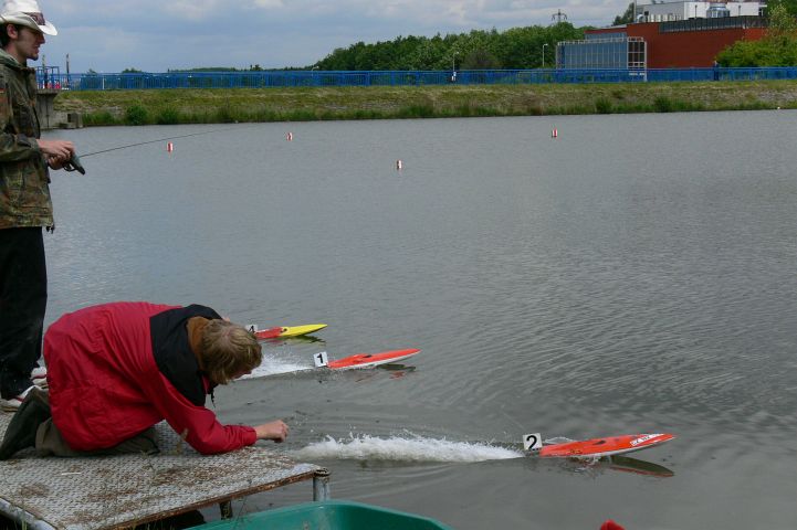 P1030530.jpg - MCR lodnich modelaru skupin F1 FSRE21 MONO HYDRO s elektrickym pohonem - Praha