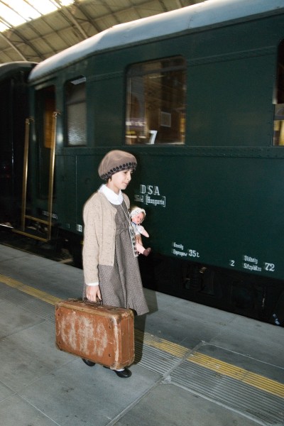 DSC_9747.jpg - Jedenáctiletá June Ondráčková u vlaku Winton train na hlavním nádraží v Praze, kde se též točil dokument o zachránci židovských dětí Nicholasu Wintonovi.