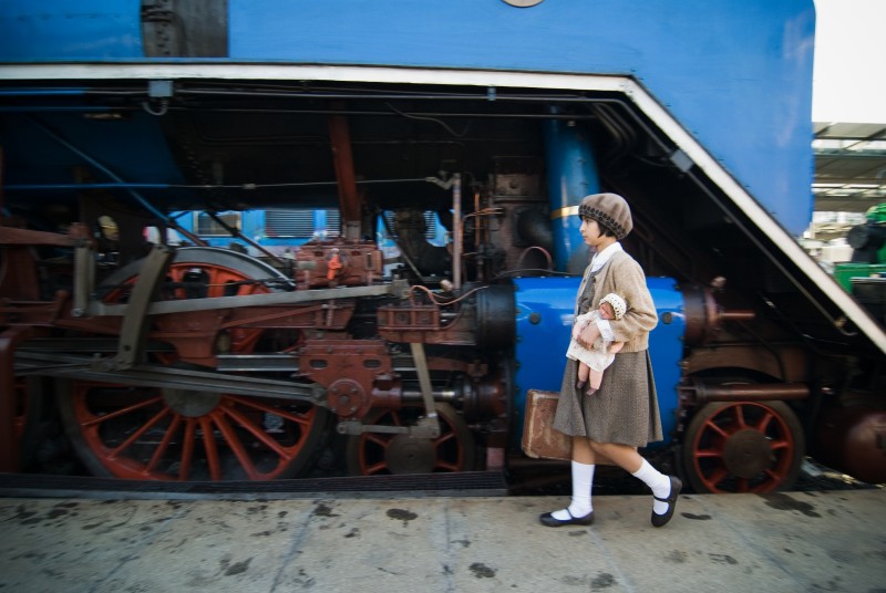 DSC_9802.jpg - Jedenáctiletá June Ondráčková u vlaku Winton train na hlavním nádraží v Praze, kde se též točil dokument o zachránci židovských dětí Nicholasu Wintonovi.